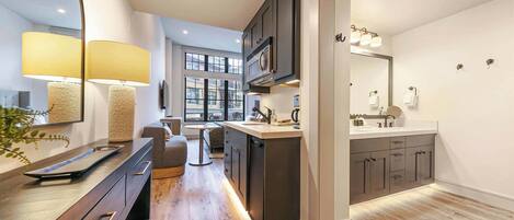 Micro-ondes, plaque de cuisson, cafetière/bouilloire