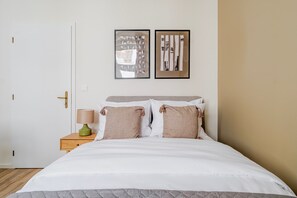 Een strijkplank/strijkijzer, gratis wifi, beddengoed