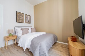 Tabla de planchar con plancha, wifi gratis y ropa de cama 