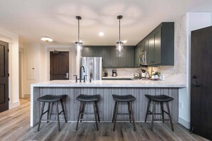 Micro-ondas, cooktop, lava-louças, cafeteira/chaleira