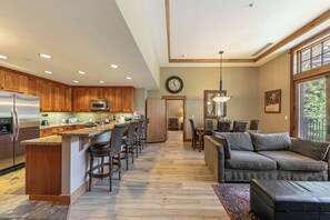 المنشأة من الداخل