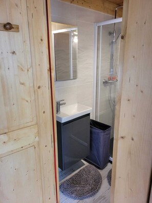 Regadera, jabón, papel de baño 