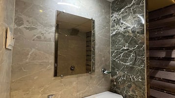 Habitación doble, vista a la ciudad | Baño | Toallas