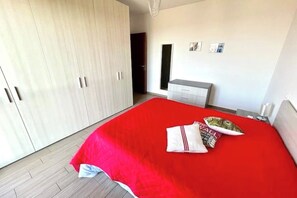1 bedroom, bed sheets