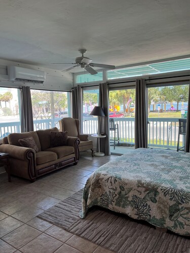 Condo 121 in wonderful Cedar Key with WiFi, AC
