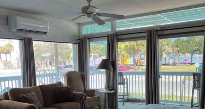 Condo 121 in wonderful Cedar Key with WiFi, AC