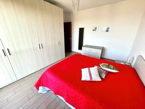 1 chambre, fer et planche à repasser, draps fournis