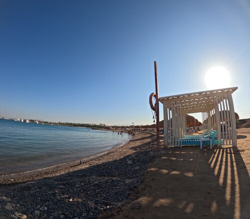 Chic 1-bedroom apartment near airport with swim pool and private beach