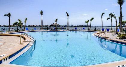 Cozy condo on Boca Ciega Bay with pool, free parking, fishing in St. Petersburg