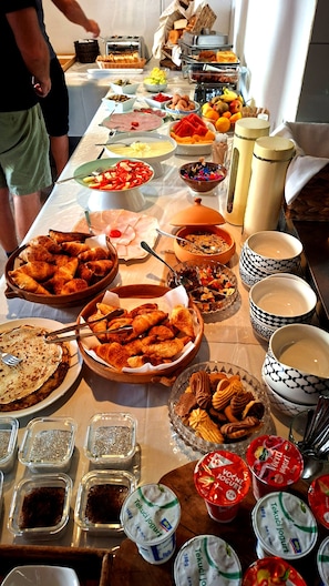 A buffet table with various food items and condiments. - Omir Bed & Breakfast  (Pula)
