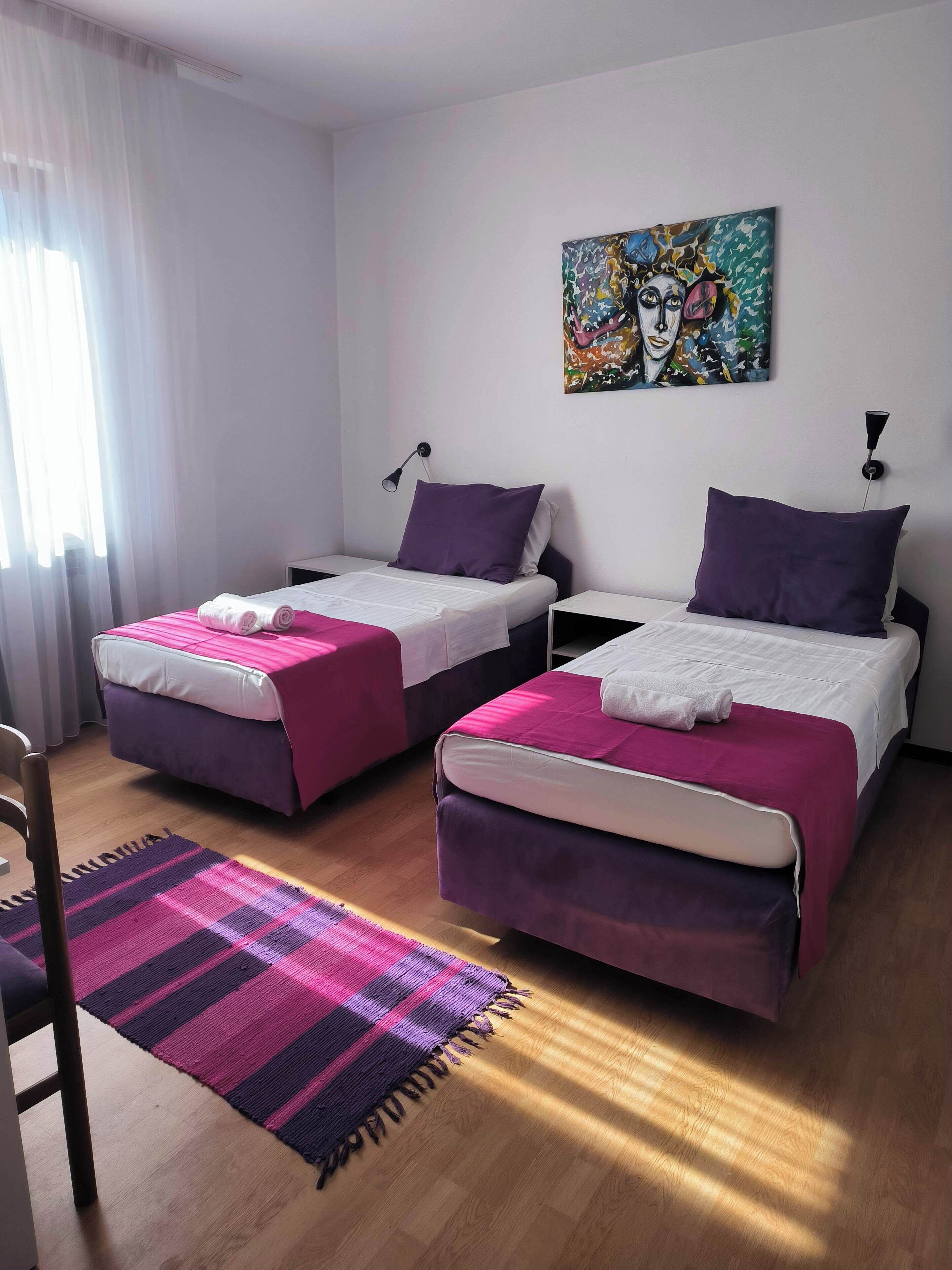 Kahden hengen classic-huone (yksi tai kaksi sänkyä) | Työpöytä, kannettavalle tietokoneelle sopiva työtila, ilmainen Wi-Fi