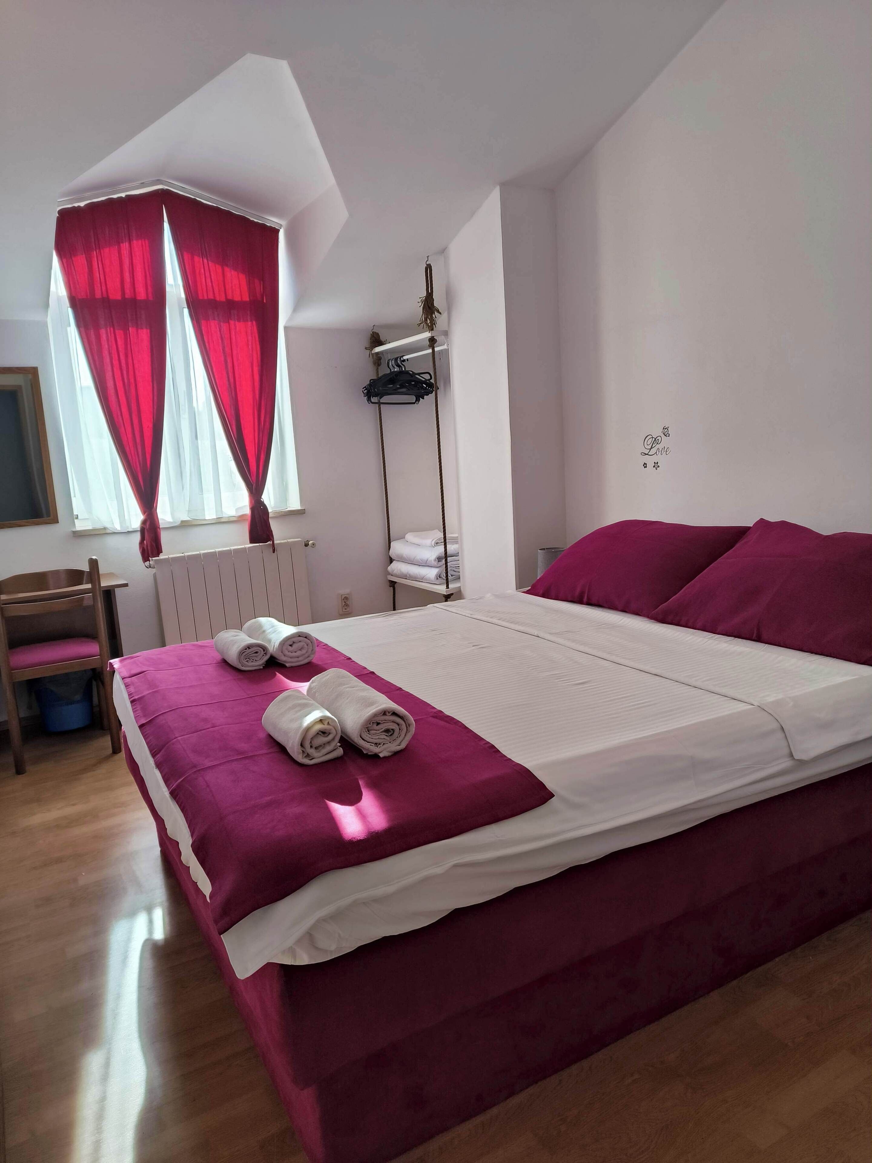 مكتب ومساحة عمل للكمبيوتر المحمول وواي فاي مجانًا