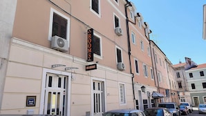Un hôtel avec plusieurs chambres et une enseigne indiquant « chambre et petit-déjeuner ».
