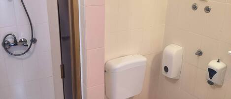 Un baño con ducha, inodoro y lavamanos.