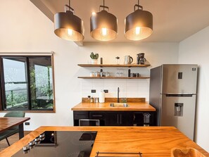 Réfrigérateur, four à micro-ondes, surface de cuisson, cafetière-théière