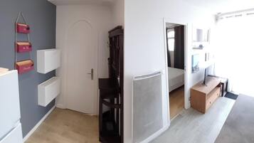 1 slaapkamer, een strijkplank/strijkijzer, wifi, beddengoed