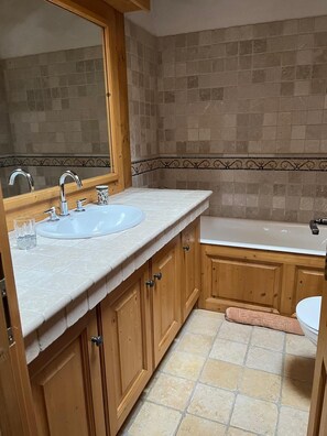 Haartrockner, Handtücher, Toilettenpapier