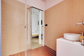 Apartamento | Banheiro | Secador de cabelo, toalhas de banho, shampoo