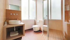 A modern bathroom with a large window, a sink, and a toilet. - Beautiful Apartment 1br/3p - Marais/republique (Paris)