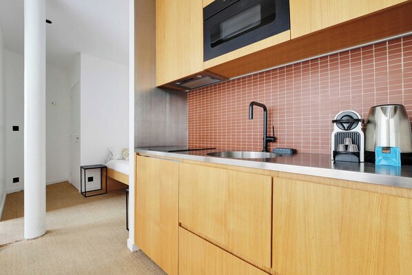 Apartamento | Cozinha privada | Geladeira, micro-ondas, cooktop, lava-louças