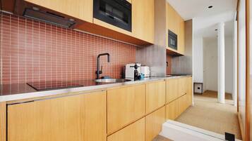 Apartamento | Cozinha privada | Geladeira, micro-ondas, cooktop, lava-louças