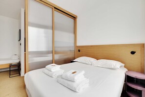 2 bedrooms, laptop workspace, iron/ironing board, bed sheets - Beautiful Apartment 1br/3p - Marais/republique (Paris)