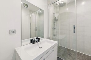 Shower, hair dryer, towels