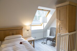 3 habitaciones, muebles diferentes y ropa de cama 