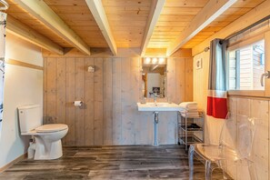 Sèche-cheveux, serviettes fournies, savon, papier toilette