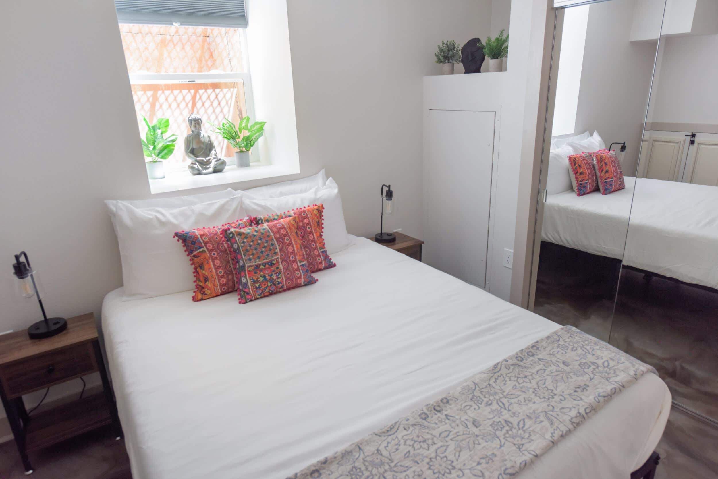 2 slaapkamers, een strijkplank/strijkijzer, reisbedje, wifi
