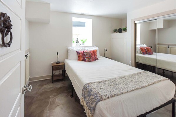 2 habitaciones, tabla de planchar con plancha, cuna de viaje y wifi 