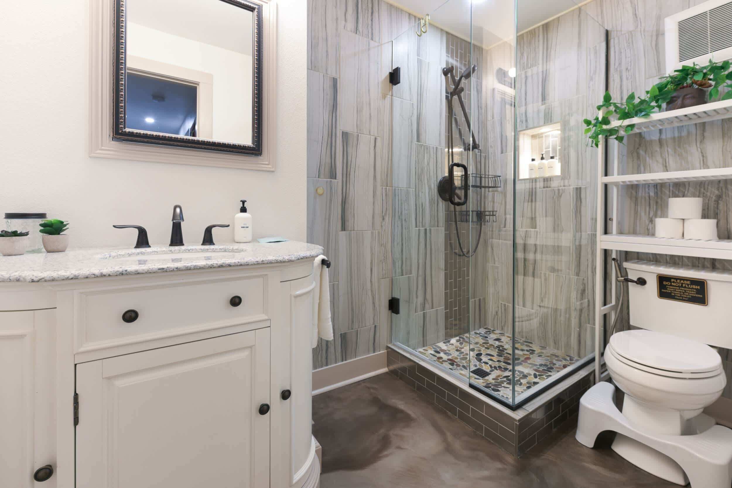 Een douche, een haardroger, handdoeken, shampoo