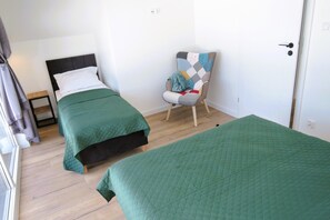 3 habitaciones, muebles diferentes y ropa de cama 