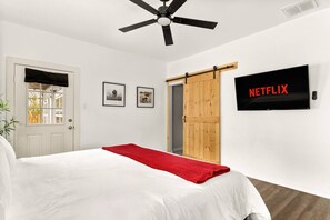 4 habitaciones, escritorio y tabla de planchar con plancha 