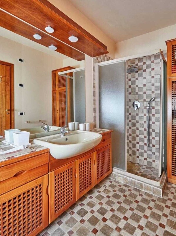 Shower, jetted bath, hair dryer, bidet