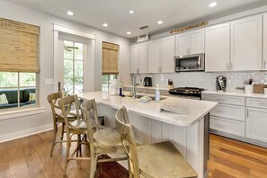 Fridge, microwave, oven, stovetop - ☀️ 30A-4 Bikes Included-Community Pool-Cypress Cottage💎 (Santa Rosa Beach)