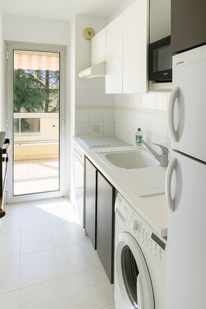 Mikrowelle, Ofen, Herdplatte, Geschirrspüler