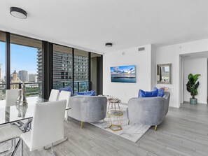 TV, offices - Heart of Downtown Miami | Rooftop Pool with 360°views (Miami)