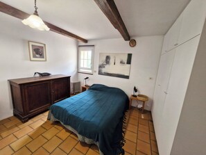 Tabla de planchar con plancha, wifi y ropa de cama