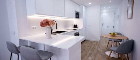 Kühlschrank, Mikrowelle, Ofen, Herdplatte