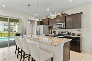 ثلاجة، ميكروويف، فر�ن، موقد طهي مسطح