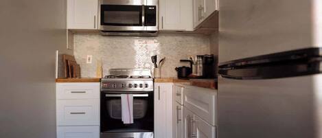 Køleskab, mikrobølgeovn, ovn, kogeplade