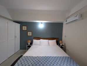 1 bedroom, desk, iron/ironing board, free WiFi - Sunset Vista charming 1-bedroom apartment 0.4 miles from beautiful Mero Beach. (Mero)