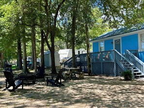 Terrace/patio - Cozy 2-bedroom Cottage with Deck and Lake View (Vance)