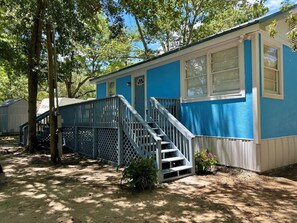 Exterior - Cozy 2-bedroom Cottage with Deck and Lake View (Vance)