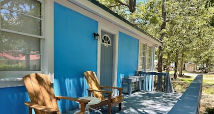 Cozy 2-bedroom Cottage with Deck and Lake View