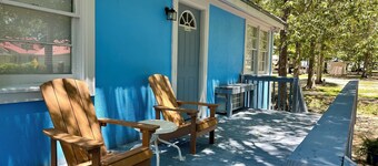 Cozy 2-bedroom Cottage with Deck and Lake View