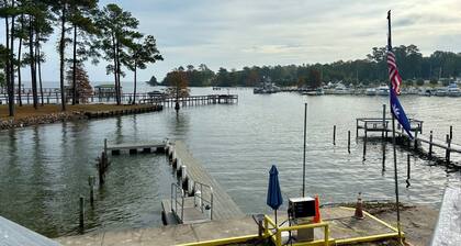 Cozy 2-bedroom Cottage with Deck and Lake View