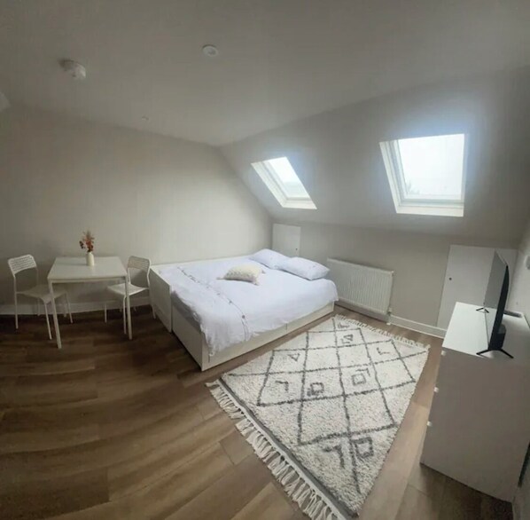 1 bedroom, WiFi, bed sheets - Lovely Studio Brentford (Brentford)