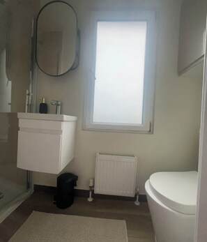 Haartrockner, Handtücher, Seife, Toilettenpapier